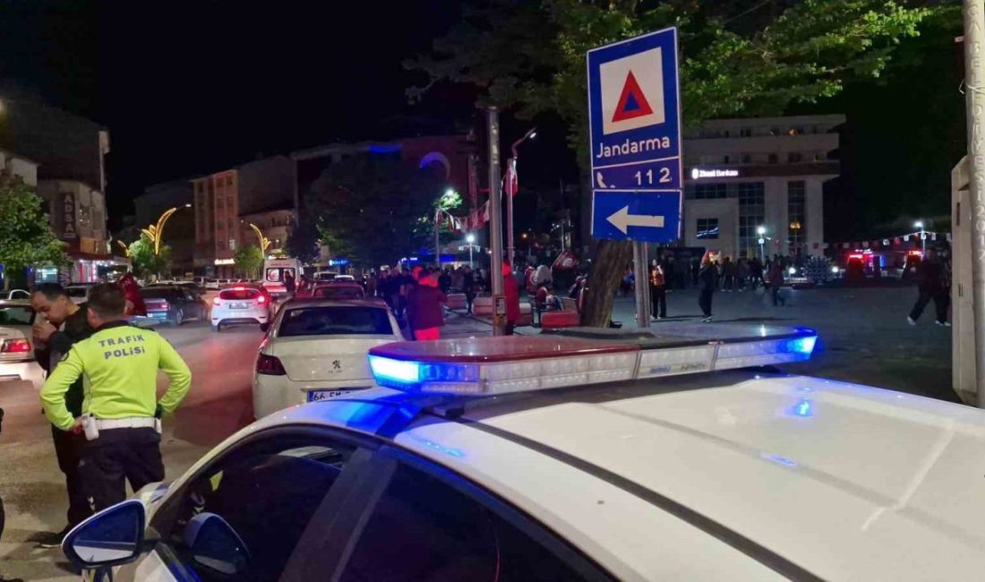 Çorum’un Alaca ilçesinde Galatasaray taraftarlarının şampiyonluk kutlaması sırasında atılan havai