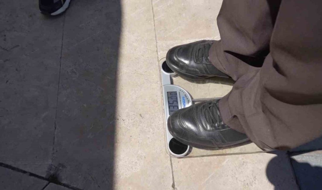 Samsun İl Sağlık Müdürlüğü görevlileri vatandaşların yoğun olduğu alanlarda kurdukları