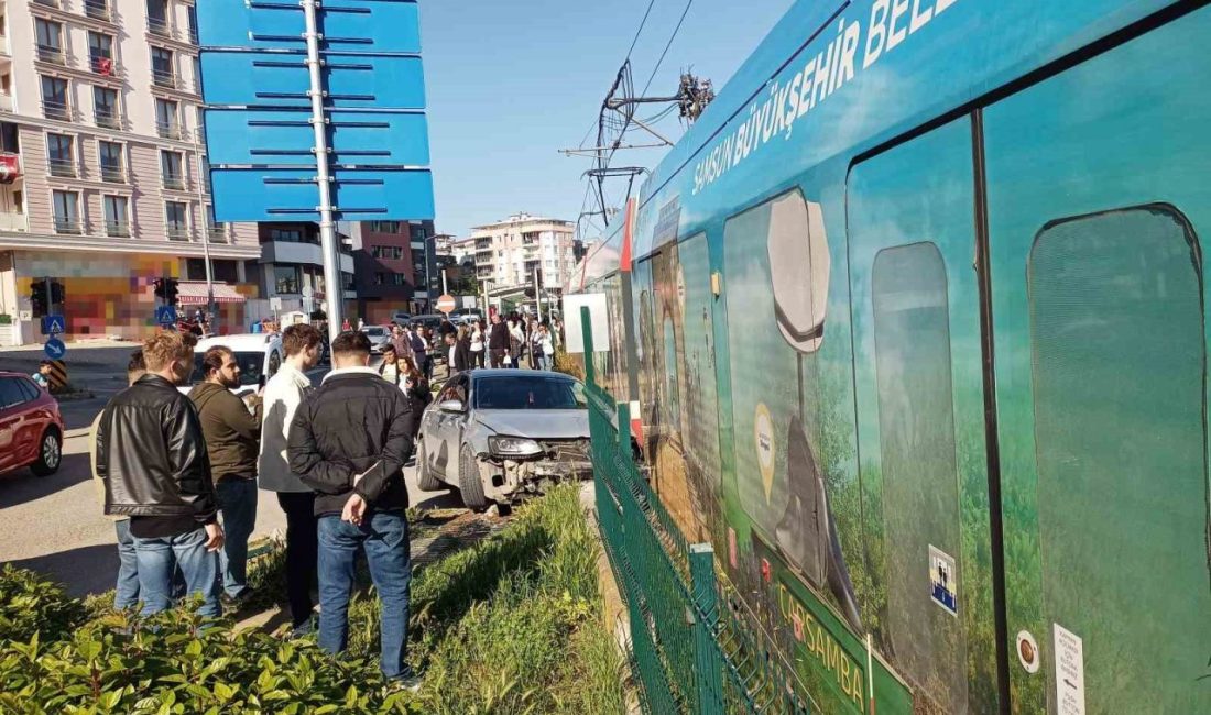 Samsun’da kırmızı ışık ihlali yapan otomobilin tramvay ile çarpıştığı trafik