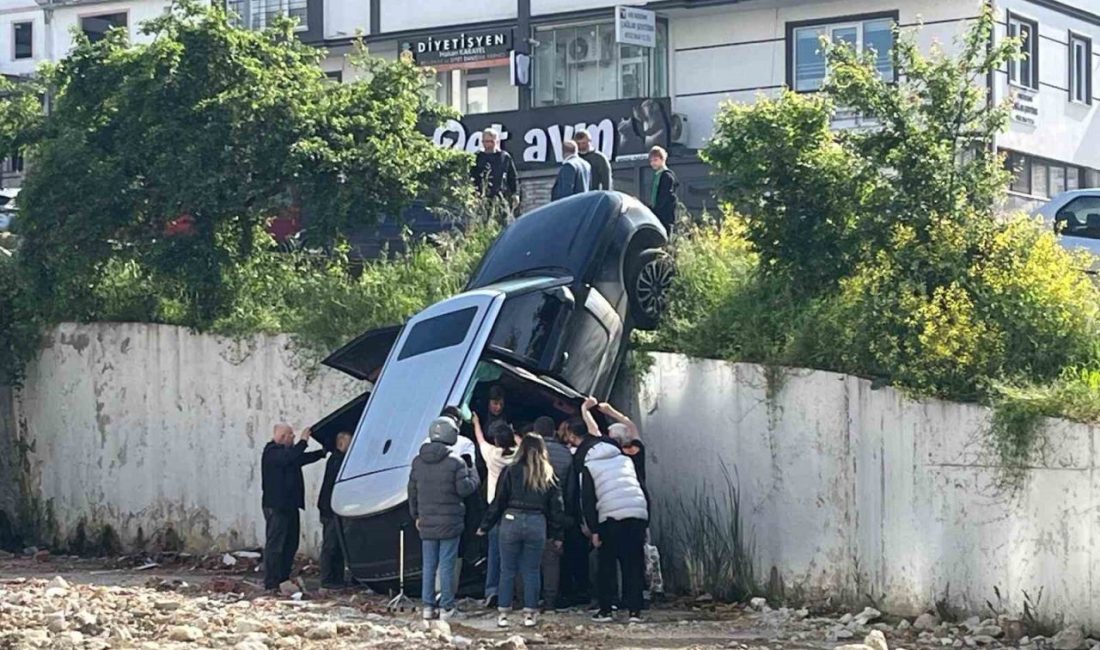 Samsun’da lüks cip istinat duvarından düştü: 2 yaralı Samsun’da rampa aşağı geri geri kaçan lüks cipin istinat duvarından