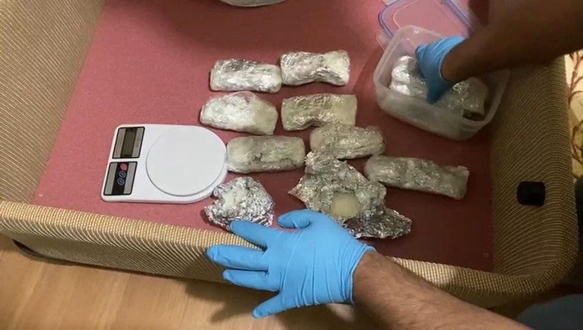 Samsun’da polis evdeki baza altında 1 kilo 350 gram metamfetamin ele geçirdi Samsun’da narkotik polisinin düzenlediği operasyonda, evdeki baza altına gizlenmiş 1