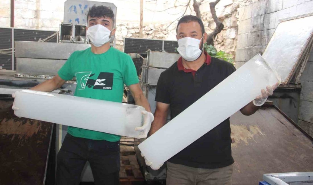 Şanlıurfa’da buz sezonu açıldı Şanlıurfa’da buz üreticileri sezonu açtı. 10 üretim fabrikasında günlük ortalama