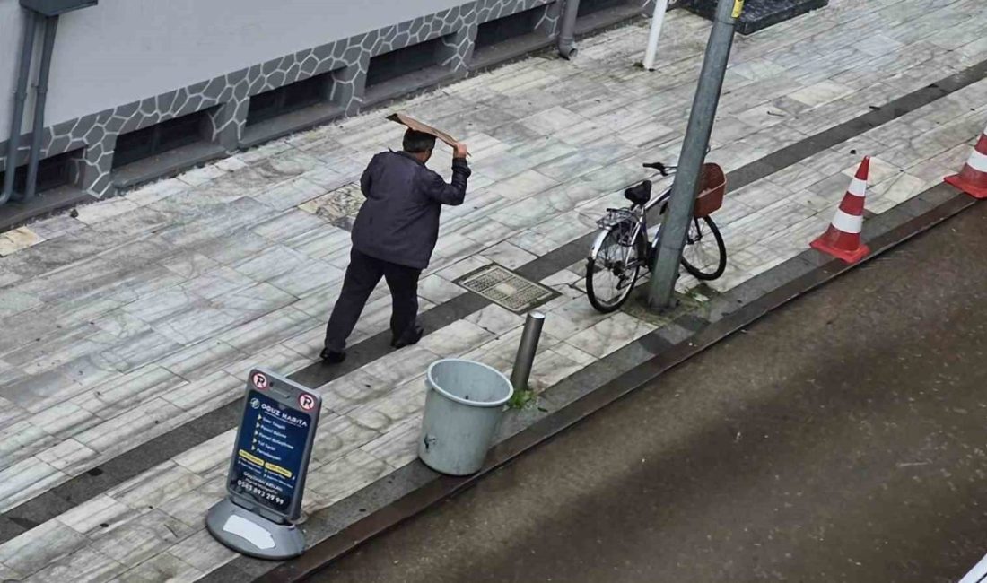 Düzce(İHA) – Düzce şehir merkezinde öğle saatlerinde yağan dolu etkili