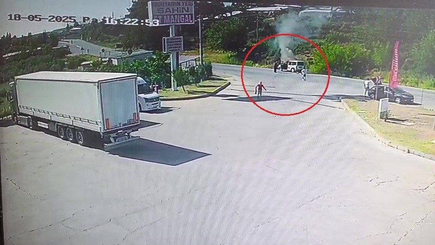 Seyir halindeki araç yandı, ilk müdahaleyi vatandaşlar yaptı Manavgat’ta seyir halindeyken alev alan araçtaki yangın akaryakıt istasyonu ve