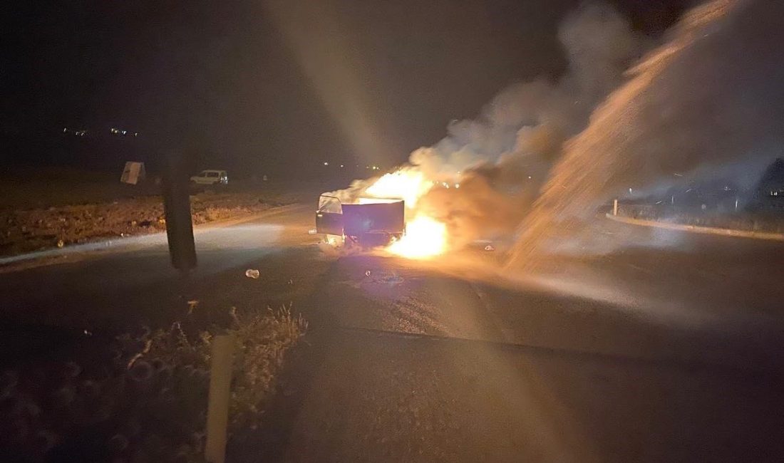 Seyir halindeyken alevlere teslim olan Tofaş demir yığını haline geldi Hatay’da seyir halindeyken alevlere teslim onarak yanan TOFAŞ marka otomobil