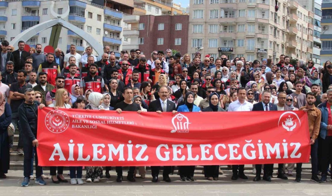 Siirt’te “Aile Yılı” çerçevesinde düzenlenen “Ailemiz Geleceğimiz” kortej yürüyüşü, vatandaşların