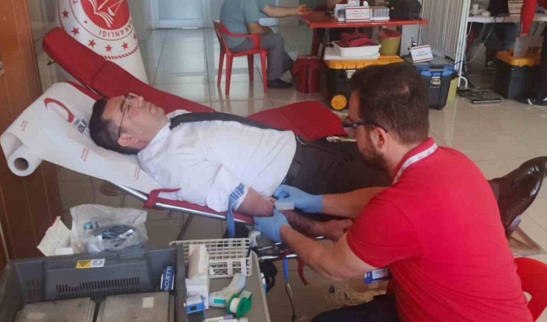 Siirt’te savcı ve hakimler kan bağışında bulundu Siirt Cumhuriyet Başsavcısı Tuğan Sarıca, beraberindeki hakim ve savcılarla kan