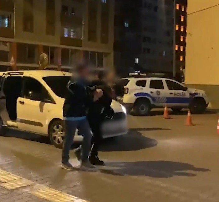 Kayseri’de bir iş yerinden silahlı gasp yapan 2 şüpheli, kurulan