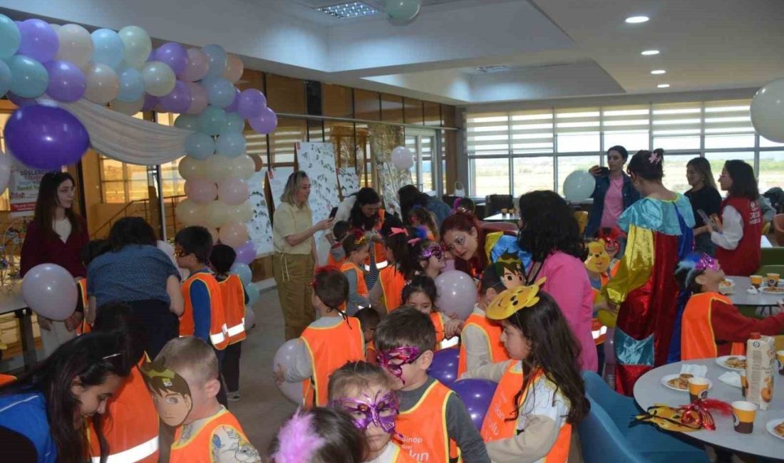Sinop’ta “Düşlerden Tasarıma: Gençler ve Çocuklarla Renkli Yarınlara” projesi hayata geçirildi Sinop’ta üniversite öğrencileri tarafından hazırlanan “Düşlerden Tasarıma: Gençler ve Çocuklarla