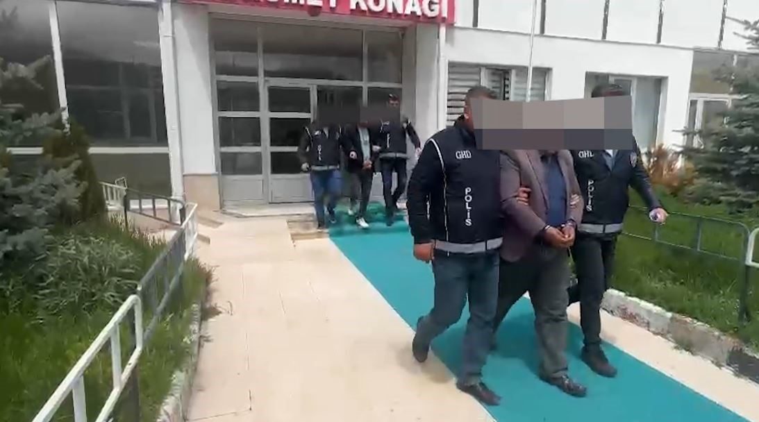 Sivas İl Emniyet Müdürlüğü ekipleri, 9 kaçak göçmen ve kaçak