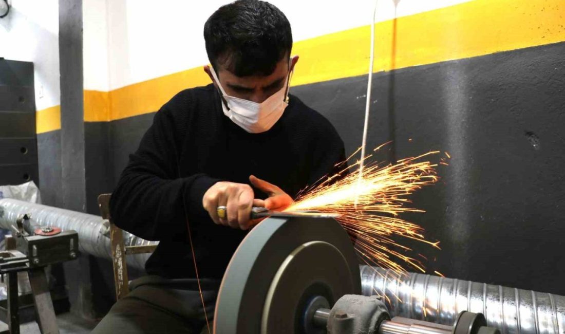 Kurban Bayramı’nın yaklaşmasıyla birlikte Sivas’ta bıçak ustaları yoğun mesaiye başladı.