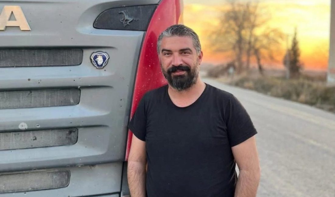 Sivas’ın Divriği ilçesinde meydana gelen trafik kazasında bir tırın devrilmesi