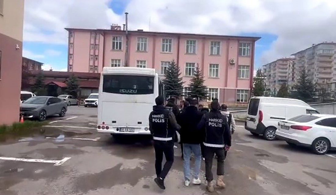 Sivas’ta uyuşturucu tacirlerine yönelik düzenlenen operasyonda gözaltına alının 15 kişiden