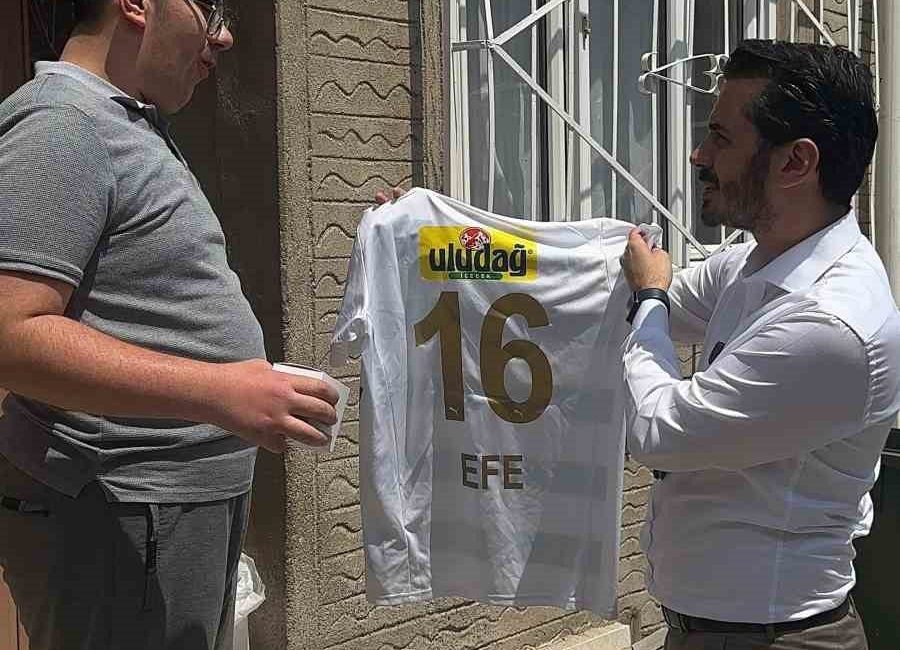 Sosyal medyada başladı, mahallede gerçek oldu Bursa’da sosyal medya üzerinden AK Parti Osmangazi İlçe Başkanı’na mesaj