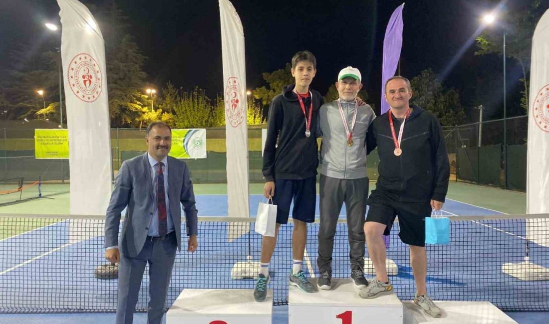 Spor kenti Demirci’de Gençlik Haftası Tenis Turnuvası tamamlandı Manisa’nın Demirci ilçesinde Gençlik Haftası kapsamında düzenlenen tenis turnuvası final