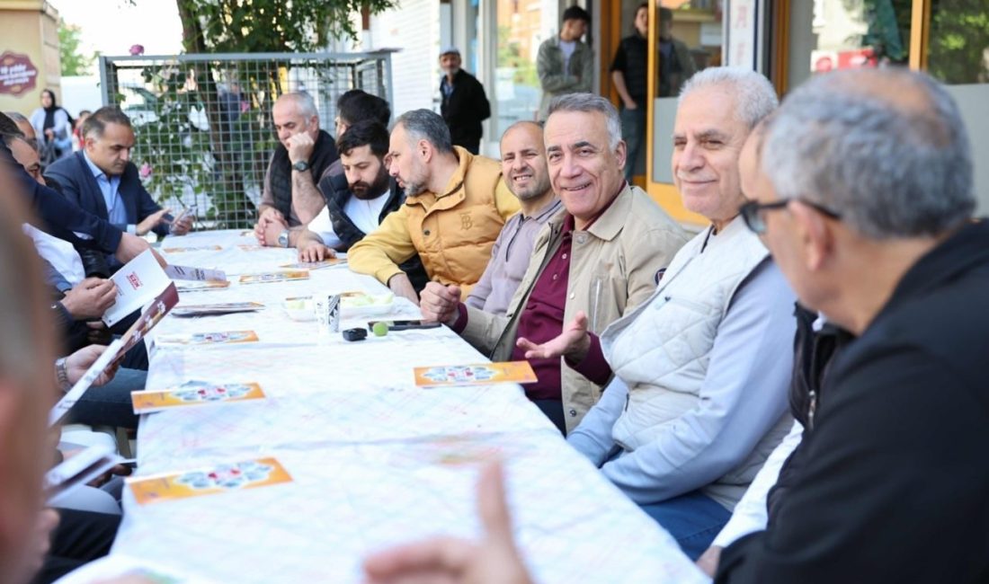 Sultangazi Belediye Başkanı Abdurrahman Dursun, esnafla kahvaltı sofrasında bir araya