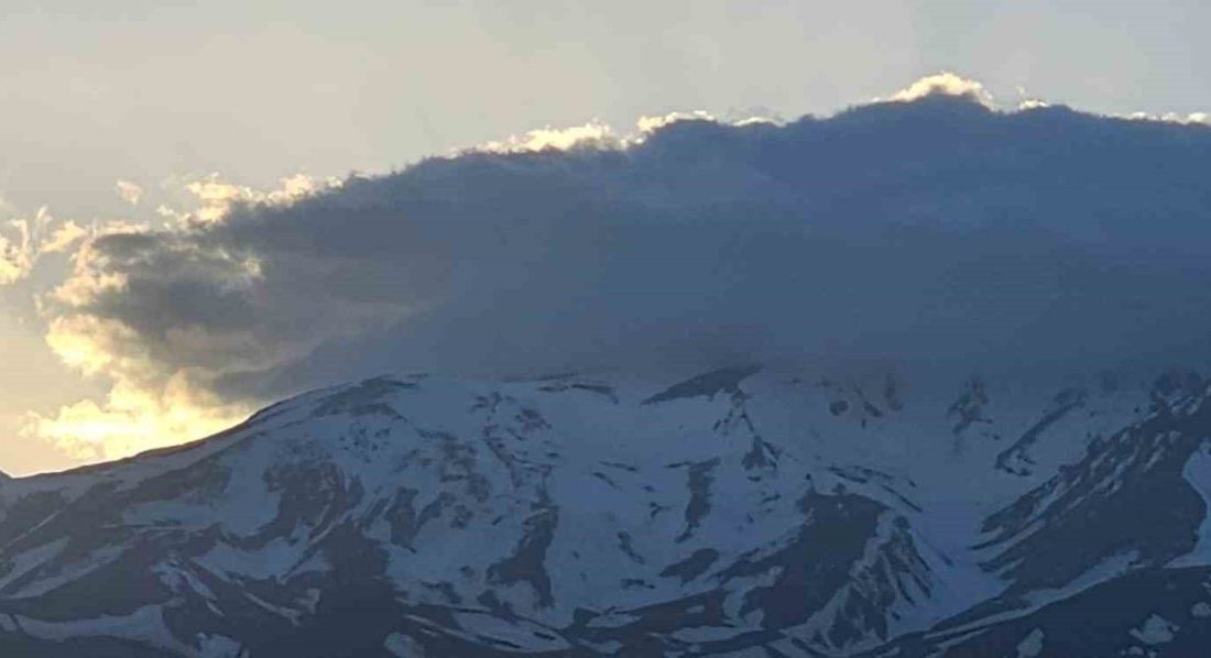 Süphan Dağı’nın zirvesinde oluşan bulutlar görenleri hayran bıraktı. Bitlis’in Adilcevaz