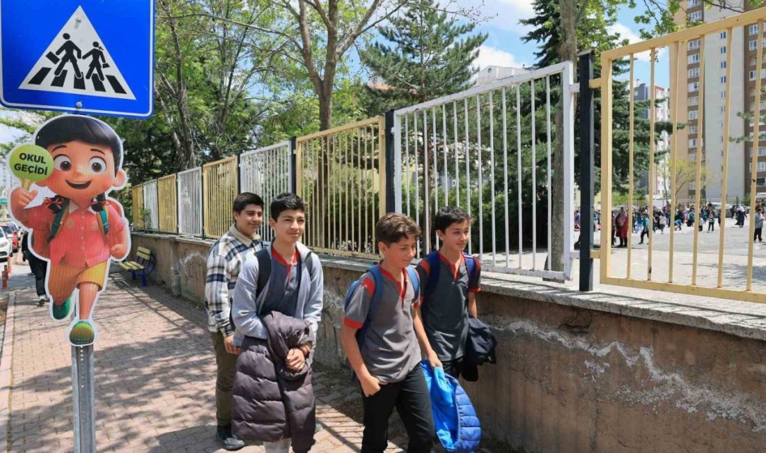 Talas Belediyesi, ilçedeki eğitim kurumlarının önünde bulunan yaya geçitlerinde öğrenci