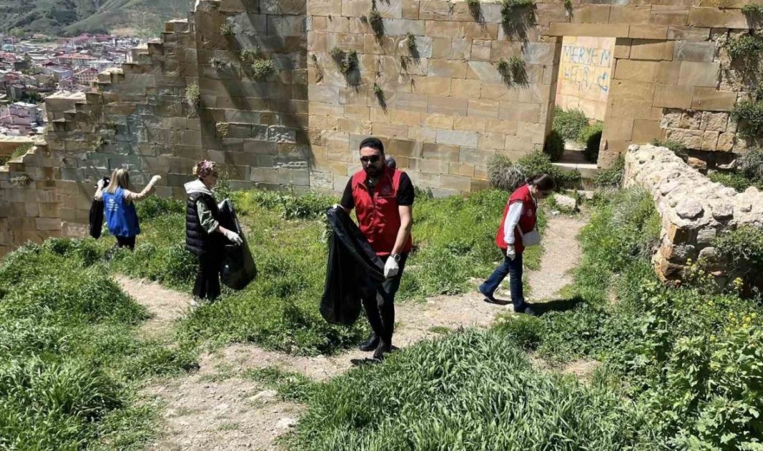 Tarihi Bayburt Kalesi’nde çevre temizliği yapıldı Müzeler Haftası dolayısıyla tarihi Bayburt Kalesi’nde temizlik çalışması yapıldı. Kültür