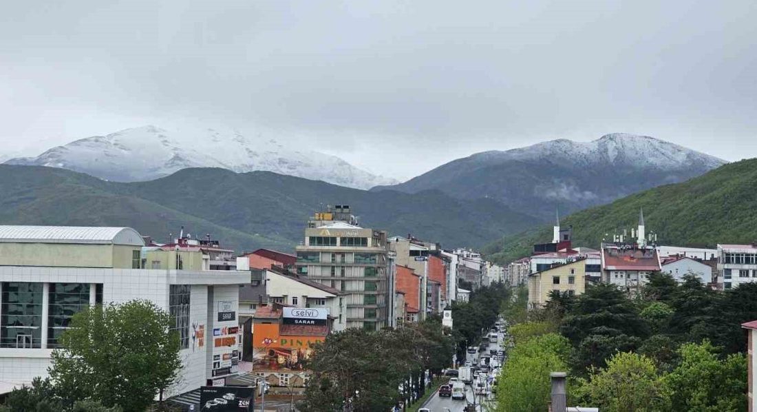 Tatvan’da mayıs ayında kar sürprizi: Nemrut ve yüksek kesimler beyaza büründü Bitlis’in Tatvan ilçesinde son bir haftadır aralıksız süren yağmur, bu