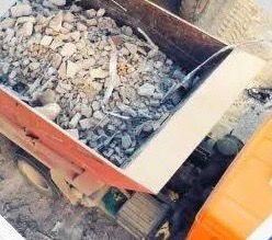 Denizli’nin Tavas ilçesinde belediyeye ait çöp konteynerlerine bırakılan inşaat, tadilat