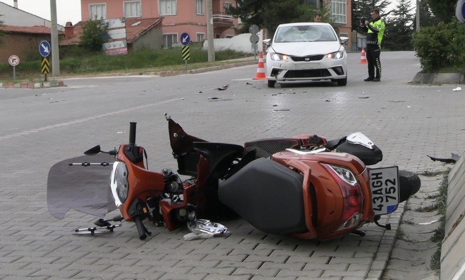 Tavşanlı’da trafik kazası, 1 yaralı Kütahya’nın Tavşanlı ilçesinde otomobil ile motosikletin çarpışması sonucu meydana gelen