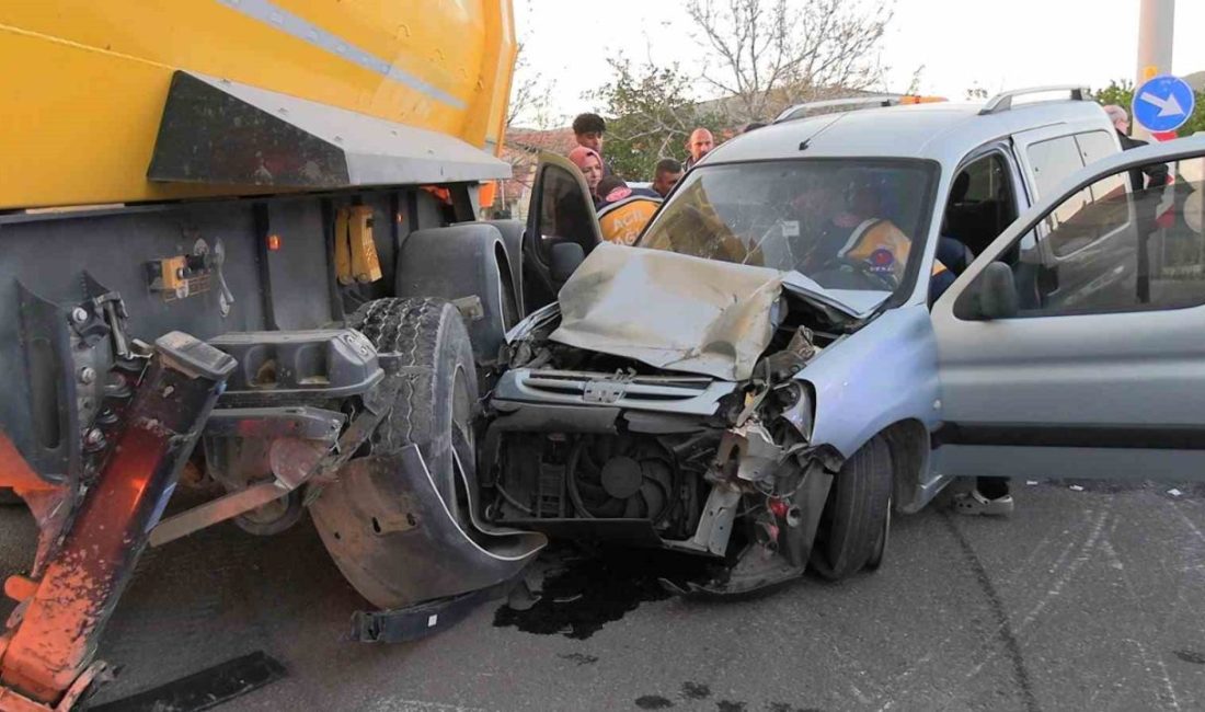 Tavşanlı’da trafik kazası, 5 yaralı Kütahya’nın Tavşanlı ilçesinde hafif ticari aracın kamyon kasasına çarpması sonucu