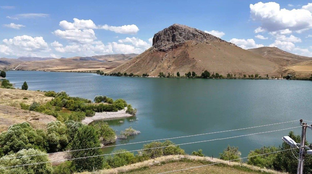 Tercan Barajının doluluk oranı yüzde yüze ulaştı Erzincan’ın Tercan ilçesinde Erzurum kara yolu altında bulunan Tercan Barajında