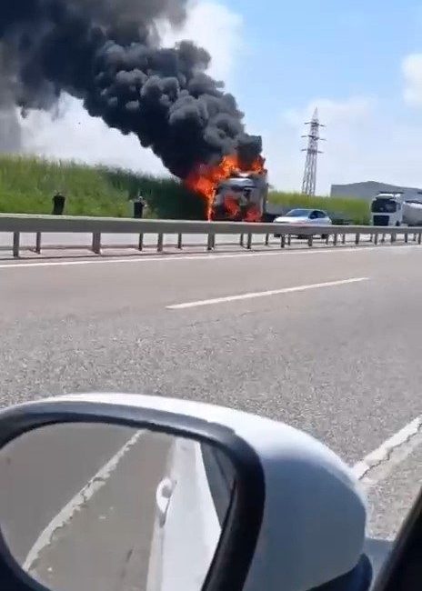 Bursa’da seyir halinde alev topuna dönen tır, kullanılmaz hale geldi.