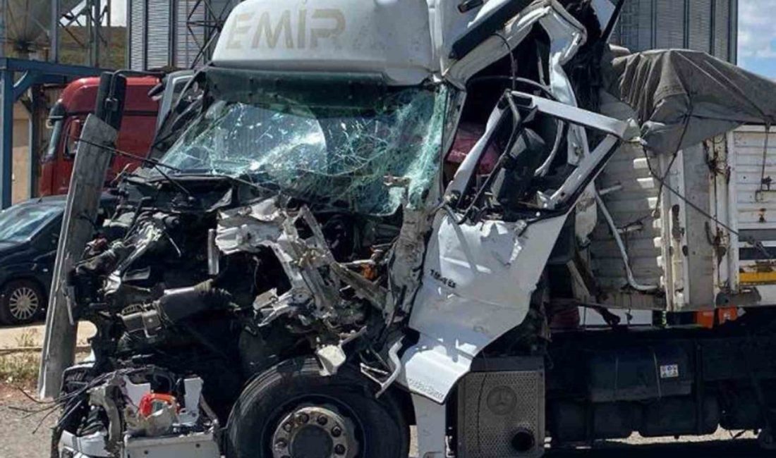 Tır hurdaya döndü, sürücü bu kazadan sağ kurtuldu Kırıkkale’de seyir halindeki tıra arkadan çarpan tırın demir yığınına döndüğü