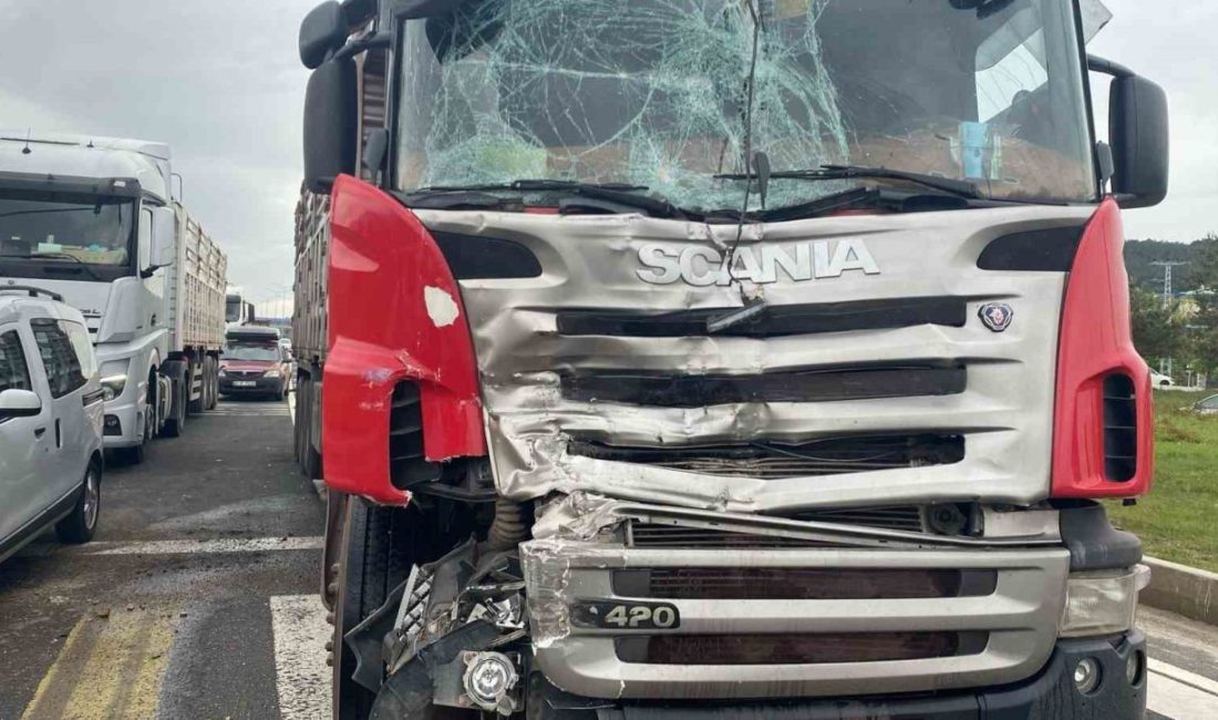 Tır ile kamyonet çarpıştı: 1 yaralı Bolu’da tır ile kamyonetin çarpışması sonucu meydana gelen kazada 1