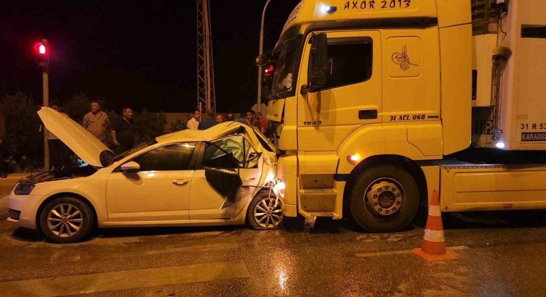 Tırla çarpışan otomobil demir yığınına döndü: 2 yaralı Hatay’da tırla çarpışan otomobildeki 2 kişi yaralandı. Kaza, Gaziantep-Hatay yolu