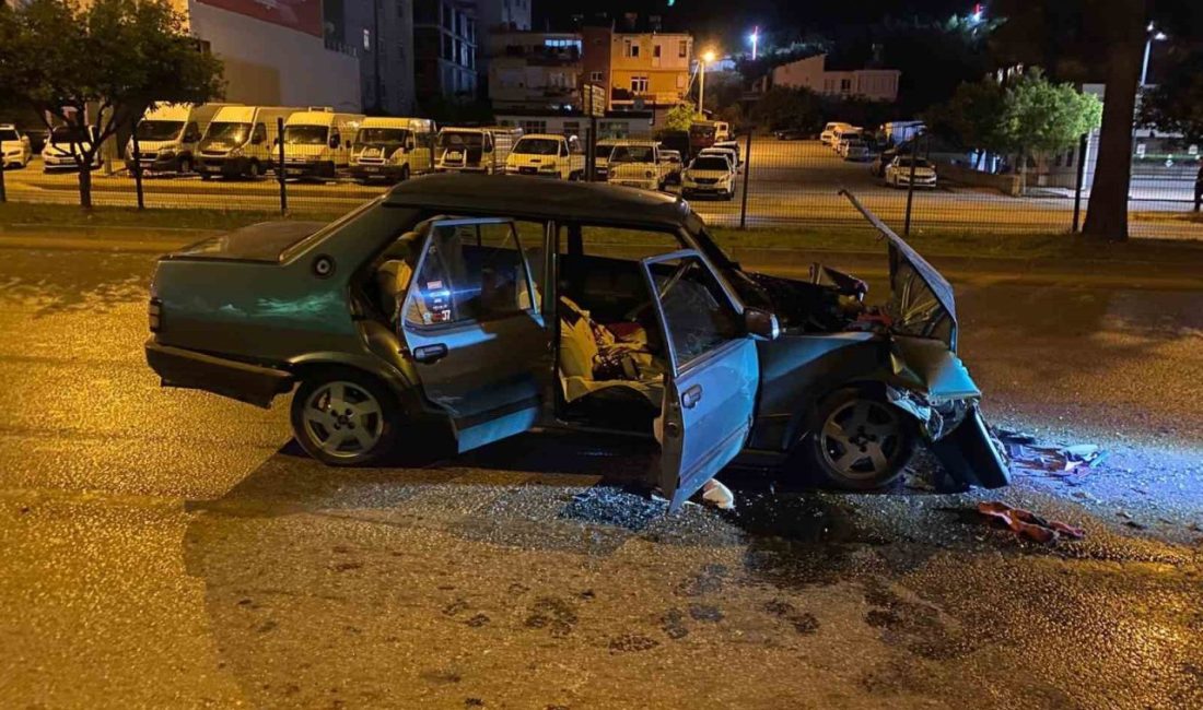Tırla çarpışan Tofaş hurdaya döndü: 2 yaralı Antalya’nın Serik ilçesinde Tofaş marka otomobilin tırla çarpıştığı kazada 2