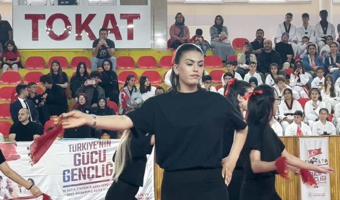 Tokat’ta geleneksel ellik halayı modern step ile yeni boyut kazandı Tokat’ta 19 Mayıs kutlamalarında sahne alan öğrencilerin step ellik aerobik