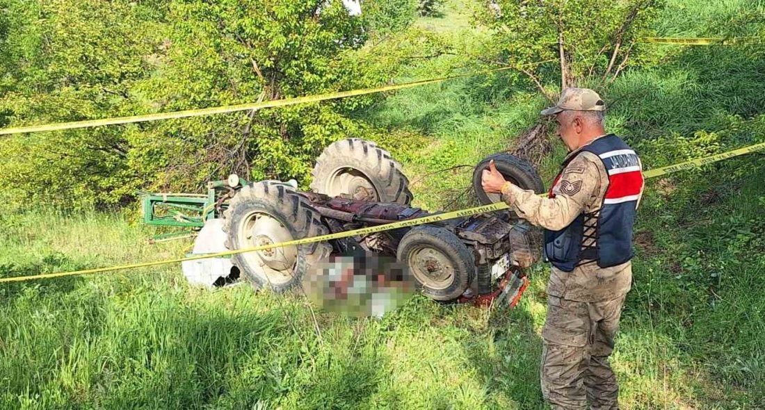 Traktörün altında kalan sürücü hayatını kaybetti Erzincan’da traktörün devrilmesi sonucu meydana gelen trafik kazasında sürücü hayatını