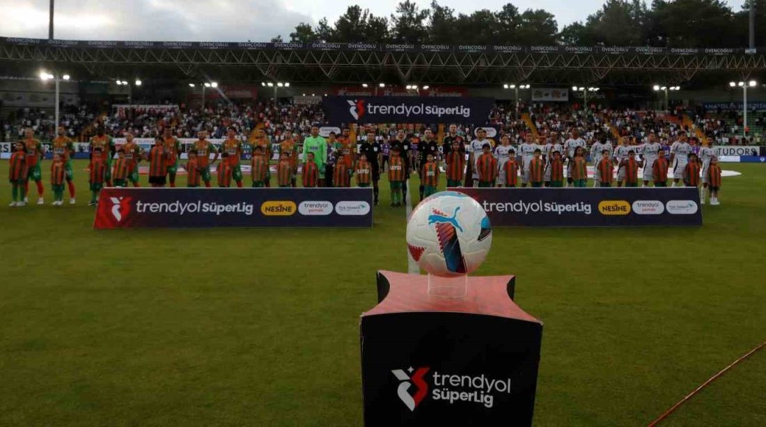 Trendyol Süper Lig: Alanyaspor: 0 – Beşiktaş: 0 (Maç devam ediyor) Trendyol Süper Lig’in 36. haftasında Corendon Alanyaspor, sahasında Beşiktaş ile