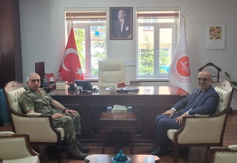 Tuğgeneral Fatih Dağlı’dan İl Müftüsü Lütfü İmamoğlu’na nezaket ziyareti Afyonkarahisar İkmal ve Garnizon Komutanı Tuğgeneral Fatih Dağlı, İl Müftüsü