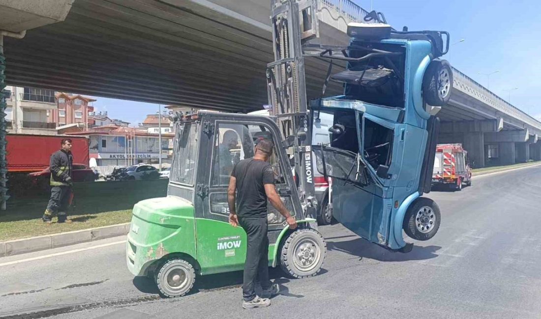 Antalya’nın Manavgat ilçesinde otomobil ile çarpışan safari aracın ters döndü.