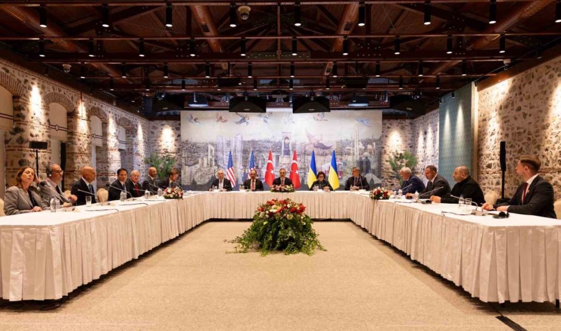 İstanbul’daki Cumhurbaşkanlığı Dolmabahçe Çalışma Ofisi’nde düzenlenen barış müzakereleri kapsamında Türkiye-ABD-Ukrayna