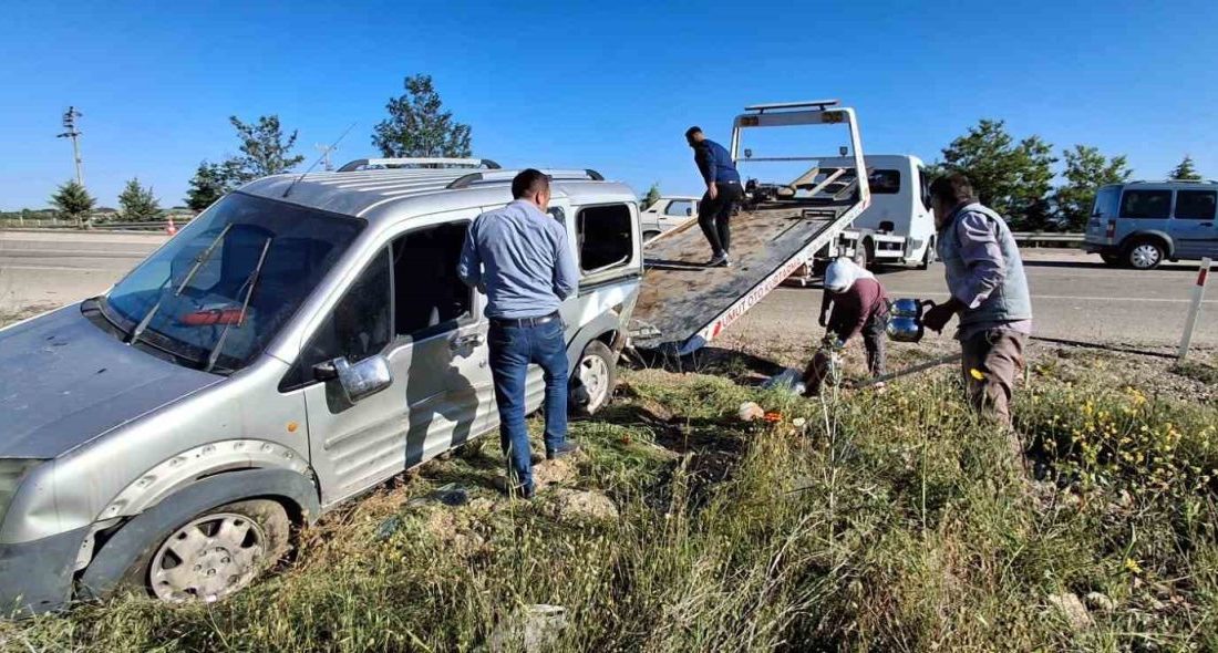 Denizli’nin Kale ilçesinde tütün işçilerini taşıyan otomobilin hafif ticari aracın
