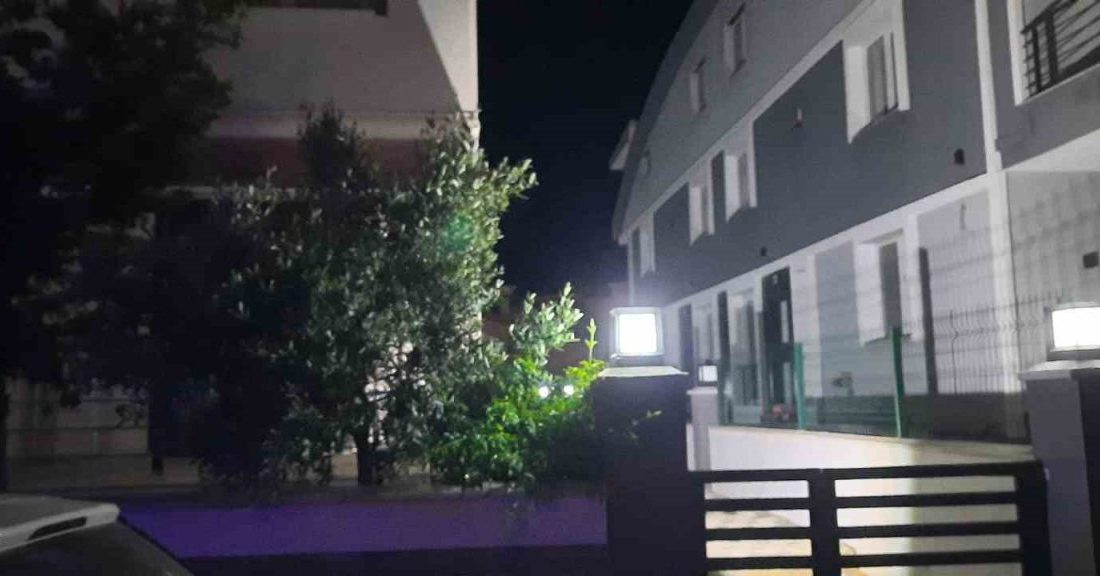 Aydın’ın Didim ilçesinde üçüncü kattan düşerek ağır yaralı olarak hastaneye