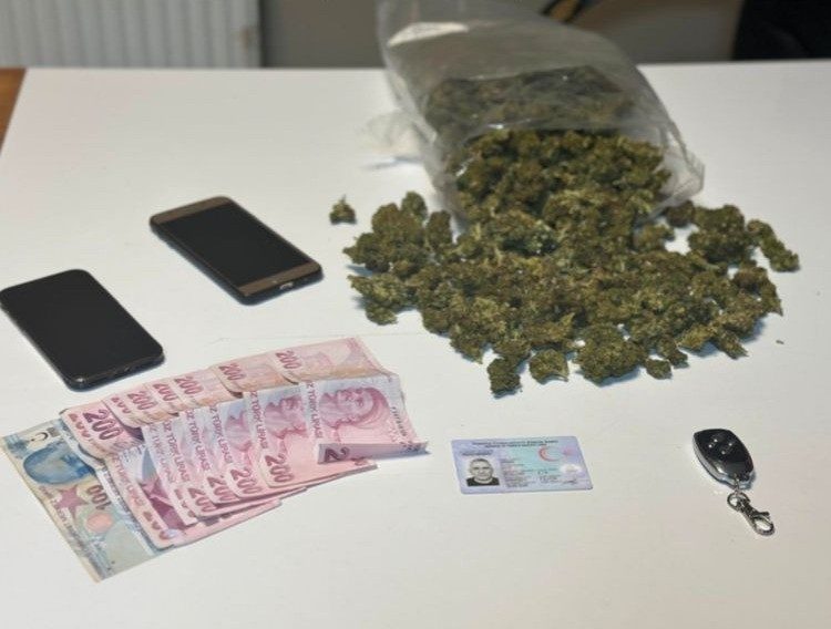 Uyuşturucu tacirlerinden akılalmaz yöntem: Uzaktan kumandalı gizli bölmeden uyuşturucu çıktı Eyüpsultan’da durdurulan şüpheli araçta yapılan aramada uzaktan kumandalı gizli bir
