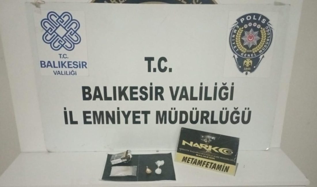 Uyuşturucu ticareti yapan 3 şahıs tutuklandı! Balıkesir’de uyuşturucu madde ticareti yaptıkları tespit edilen 3 şahıs tutuklanarak