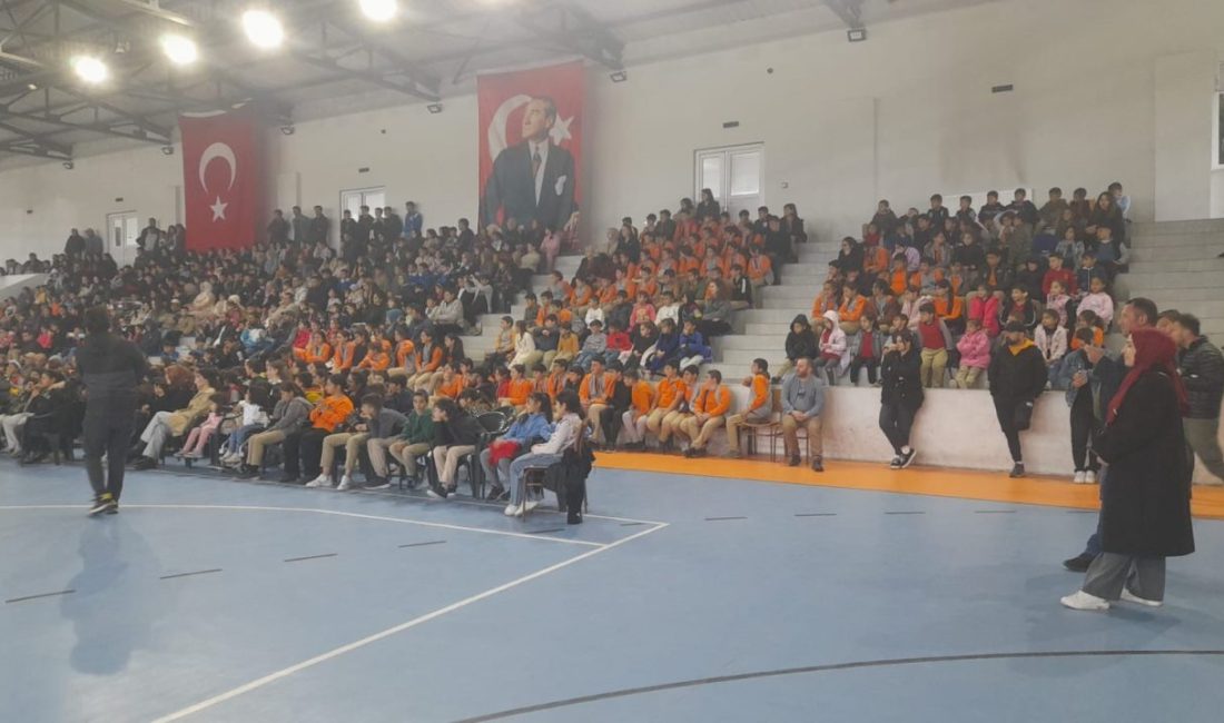 Vagon Sahne Akyaka’da çocuklarla buluştu Akyaka’da çocuklar, “Vagon Sahne Projesi” kapsamında raylar üzerinde sahnelenen “Masal