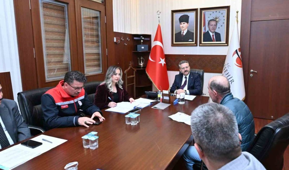 Vali Aksoy, Halk Günü Toplantısı’nda vatandaşlarla buluştu Eskişehir Valisi Hüseyin Aksoy, Halk Günü Toplantısı’nda vatandaşlarla bir araya