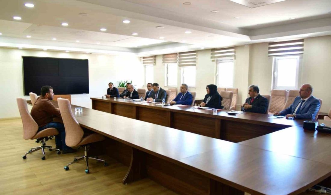 Vali Çiçek, Halk gününde vatandaşların sorunlarını dinliyor Ardahan Valisi Hayrettin Çiçek, vatandaşların şikayet ve önerilerini tek tek