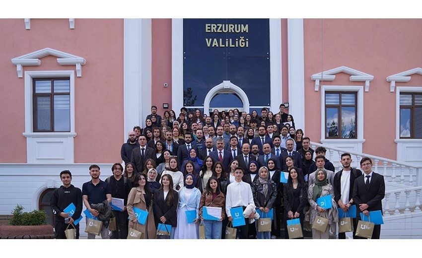 Vali Çiftçi’den Palandöken Ekonomi Forumu’nda görev alan ETÜ’lülere jest Erzurum Teknik Üniversitesi’nin (ETÜ) paydaşı olduğu Palandöken Ekonomi Forumu’nda görev