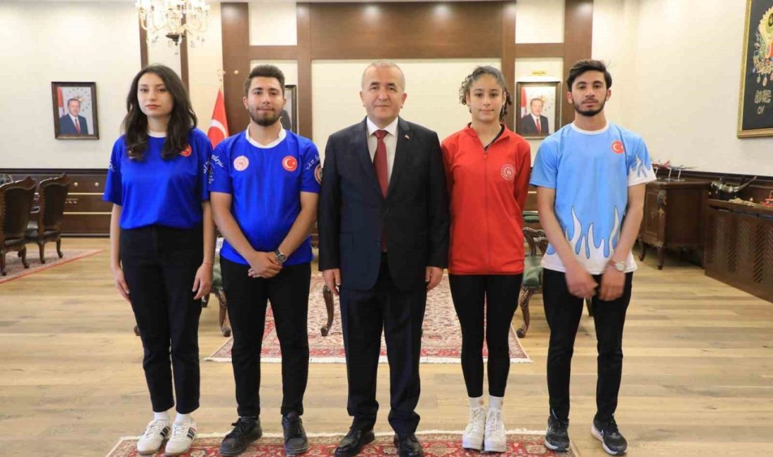 Elazığ Valisi Numan Hatipoğlu, makamında Gençlik ve Spor İl Müdürü