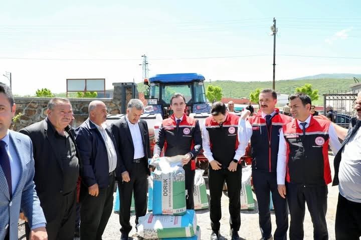 Vali Karakaya, Fasulye Tohumu Dağıtım Töreni’ne katıldı Bitlis Valisi Ahmet Karakaya, Tarım ve Orman Bakanlığı destekleriyle yürütülen