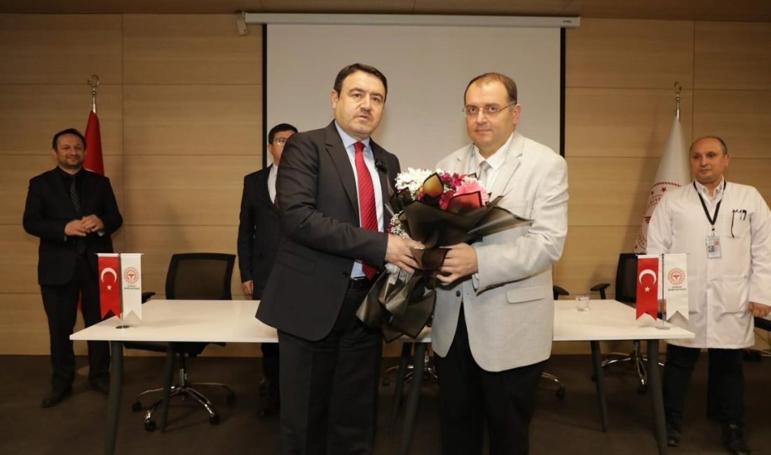 Vali Musa Işın’dan tıp literatürüne giren başarıya tebrik ziyareti Kütahya Valisi Musa Işın, Kütahya Şehir Hastanesi’ni ziyaret ederek, dünya